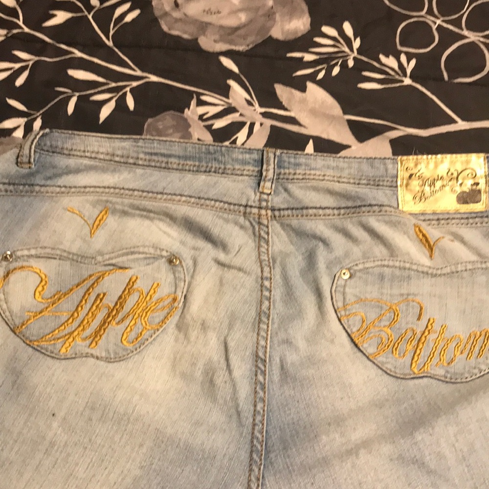 Sold Apple bottom capris - Picture 7 of 9